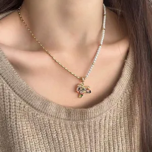 Vista detallada del collar con colgante de poni de circón chapado en oro de 18k.