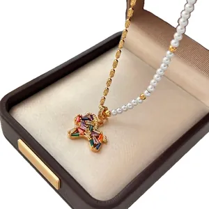 Elegante collar bañado en oro de 18k con colgante de caballo de circón y perlas