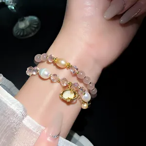 Primo piano dettagliato di un elegante bracciale a doppio strato con pietre occhio di gatto