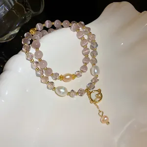 Vista dettagliata del bracciale a due fili con pietre occhio di gatto e perle