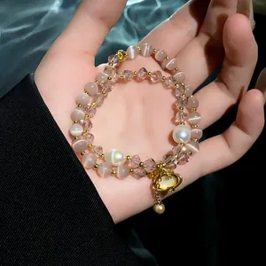 Vista dettagliata del bracciale a doppio strato in occhio di gatto e cristallo con perla