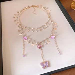 Elegante mehrlagige goldene Schmetterlingskette mit lila Anhängern