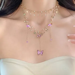 Elegante mehrlagige Schmetterlingshalskette mit funkelnden Strasssteinen und lila Blumen