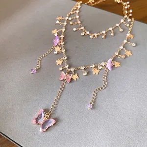 Elegante mehrlagige goldene Halskette mit funkelnden rosa Schmetterlingsanhängern
