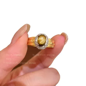 Bague en œil de tigre plaqué or avec halo en zircon pour un style luxe minimaliste