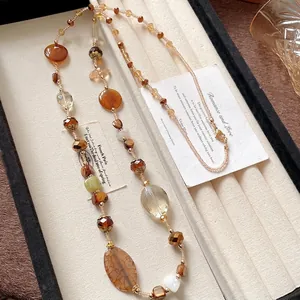 Collana lunga in stile etnico retrò con agata irregolare e perle di giada.