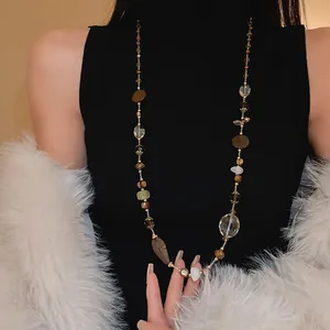 Elegante collana lunga vintage con perle di giada bianca e agata irregolari su modella