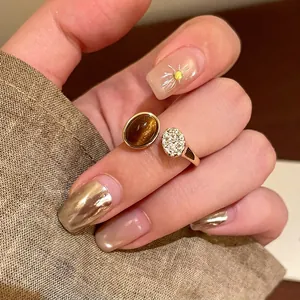 Vue détaillée d'une bague plaquée or avec zircon et pierre d'oeil de tigre