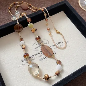 Vista dettagliata di una collana etnica vintage con vere perle di agata e giada