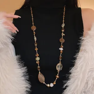 Dettaglio collana etnica con perle di giada bianca e agata dalle forme irregolari