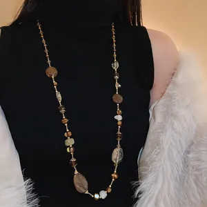 Collana stile etnico retrò con perle di agata irregolari indossata come catena lunga