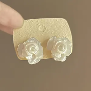 Elegante Ohrstecker in Rosenform aus Harz mit Perleffekt und Silbernadeln für Damen