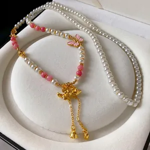 Elegante collana di perle stile cinese con pendente a loto dorato e farfalla rosa
