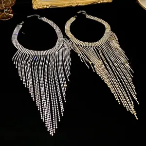 Collana glamour a più strati con strass e frange lunghe in argento e oro