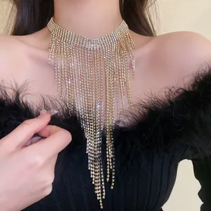 Primo piano di un elegante girocollo con nappe di strass multistrato sul collo della modella