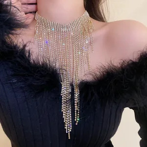 Primo piano di un'elegante collana choker con strass e lunghe nappe scintillanti.