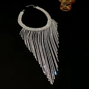 Primo piano di collana con nappe di strass scintillanti dal design pesante a strati