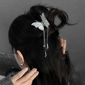Pince à cheveux papillon en strass élégante avec de longs glands sur cheveux foncés