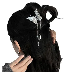 Pince à cheveux papillon argentée étincelante avec d'élégants glands suspendus sur cheveux