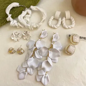 Vintage weiße Ohrringe Set mit Blütenblättern und geometrischen Falten-Creolen Set