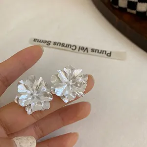 Elegante weiße Ohrstecker in Blumenform mit S925 Silberstecker für Damen im Retro-Look