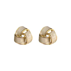 Elegante vintage geometrische Falten-Ohrstecker mit weißem Emaille und Gold-Finish