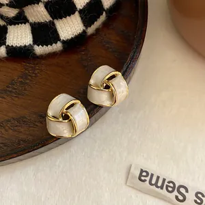 Vintage geometrische Weiß-Emaille-Ohrringe mit goldfarbenem gefaltetem Knotendesign