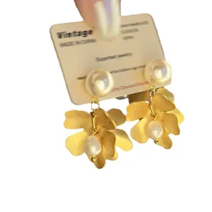 Elegante französische Goldblumen-Ohrhänger mit Süßwasserperlen und S925-Silbernadeln