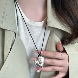 Collana con ciondolo a cuore irregolare minimalista con cordoncino nero regolabile