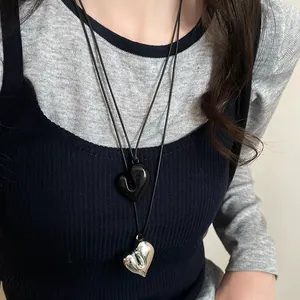 Collana con ciondolo a cuore irregolare minimalista e cordoncino in pelle regolabile