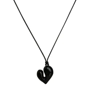 Collana minimalista con ciondolo a cuore irregolare nero e cordino regolabile in pelle