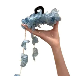 Elegante blauwe bloemen haarklem met hangende bloemblad kwastjes voor dames.