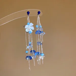 Elegantes pendientes de borla de cuentas de vidrio azul y blanco para un look de verano