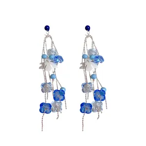 Elegantes pendientes colgantes de borlas con cuentas de flores de vidrio azul