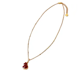 Collier gourde plaqué or avec un pendentif goutte d'huile rouge pour bijoux de femme