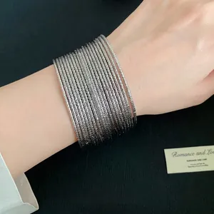 Elegante zilveren metalen getextureerde stapelbare armbanden voor dames sieraden