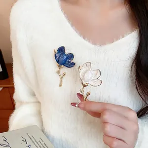 New Chinese Style Enamel Flower Brooch Magnolia Design Gold Plated Lapel Pin Elegant Clothing Jewelry Accessories For Women