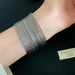 Gedetailleerd overzicht van zilveren getextureerde metalen armbanden voor een modieuze look