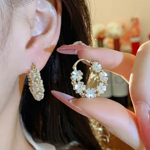 Eleganti Orecchini a Cerchio con Fiori in Perla Artificiale Placcati in Oro 14K per Donna Con Perno in Argento Sterling 925