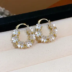 Eleganti orecchini a cerchio placcati oro 14K con motivi floreali bianchi e perle