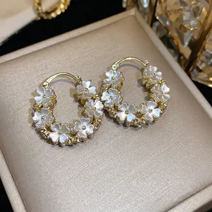Eleganti orecchini a cerchio a fiori placcati oro 14K con petali bianchi e cristalli