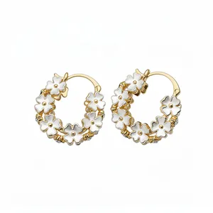 Squisiti orecchini a cerchio placcati oro 14K con delicati ciondoli a fiore bianco da donna