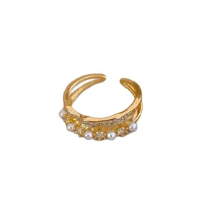 Elegante anello aperto dorato con zirconi e delicate perle bianche per donna