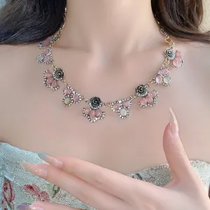 Elegant vintage resin flower necklace with sparkling rhinestones for a sophisticated look