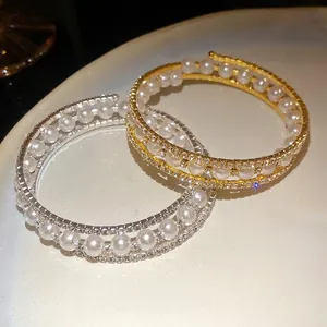 Elegante bracciale rigido aperto a tre strati con perle e strass trasparenti per donne raffinate