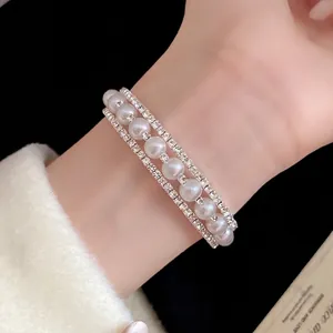 Elegante bracciale aperto a tre strati con perle e strass luccicanti per donna.