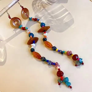 Orecchini pendenti boho con pietre naturali e perline colorate in stile etnico chic