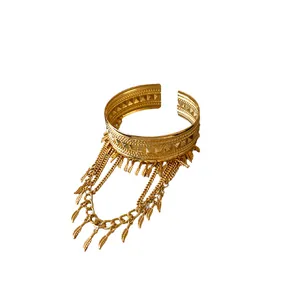 Elegante bracciale a fascia dorata stile bohémien con nappe a piuma e ciondoli a foglia