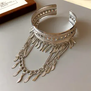 Primo piano del bracciale da braccio con nappe a foglia e motivi traforati chic