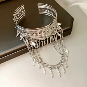 Vista dettagliata del bracciale a fascia argento con nappe a piuma e catene multistrato